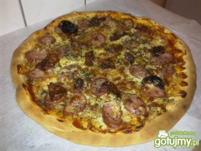 Pizza z Kiełbasą i Suszonymi Pomidorami 