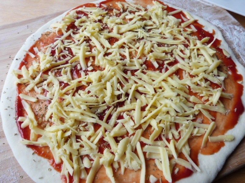 Pizza z kiełbasą i warzywami 