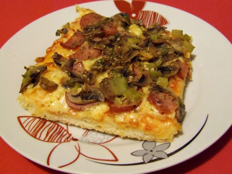 Pizza z kiełbasą, pieczarkami i ogórkiem kiszonym Pizza z kiełbasą, pieczarkami i ogórkiem kiszonym
