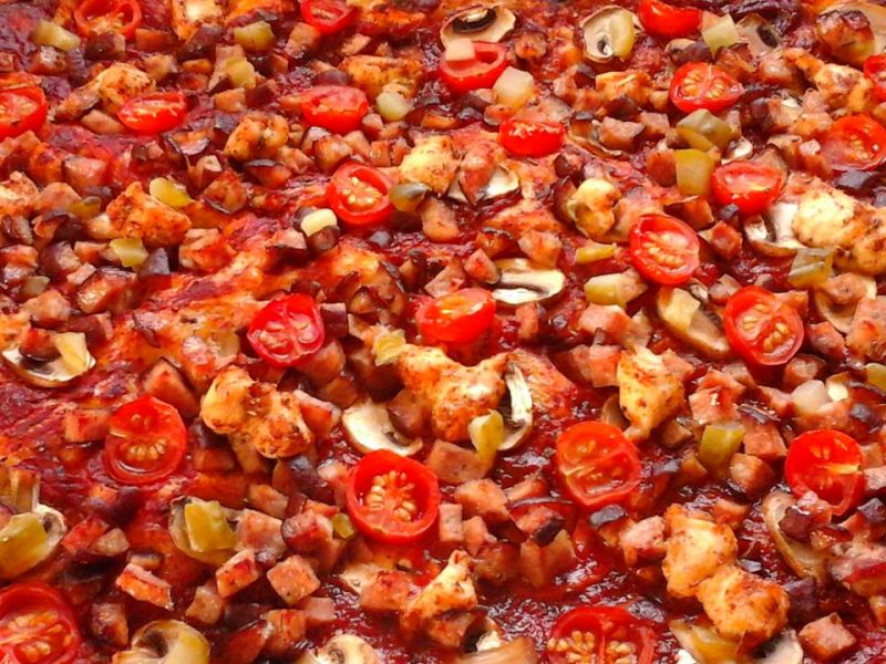 Pizza z kiełbaską Pizza z kiełbaską