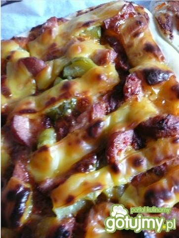 Pizza z kiełbaską i ogórkiem konserwowym