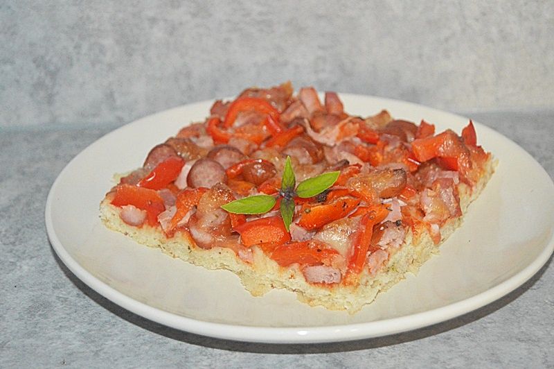 Pizza z kielbaskami i papryką Pizza z kielbaskami i papryką