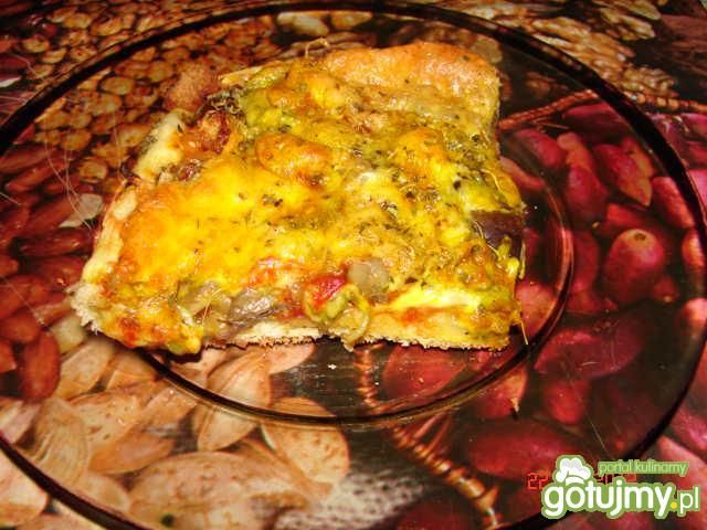 Pizza z kiełkami, grzybami i mozarellą