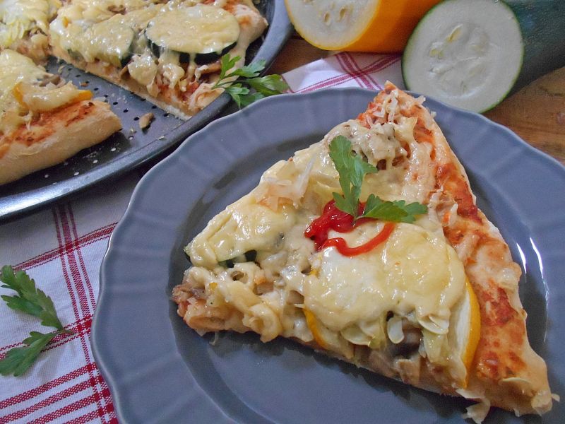 Pizza z kiszoną kapustą, cukinią i pieczarkami Pizza z kiszoną kapustą, cukinią i pieczarkami