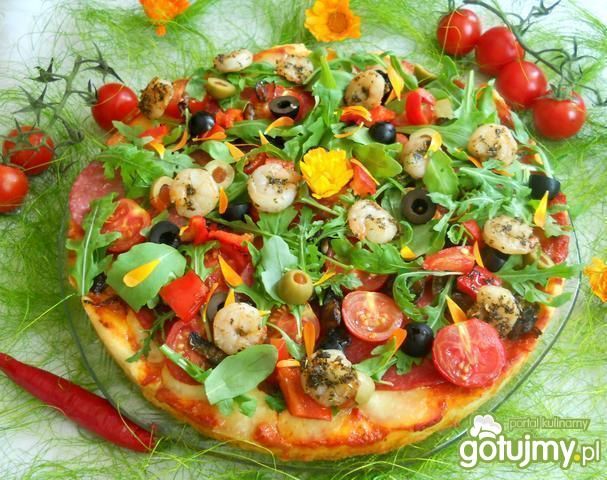 Pizza z krewetkami, rukolą i  nagietkiem Pizza z krewetkami, rukolą i  nagietkiem
