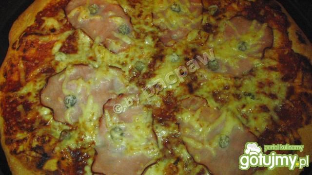 Pizza z krotoszyńską, kaparami 