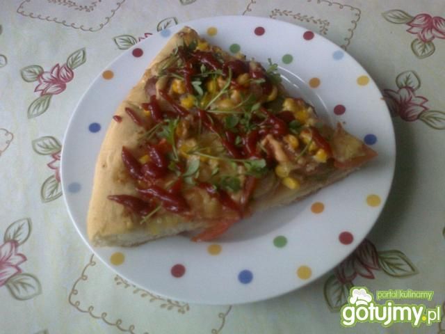 Pizza z kukurydzą i kiełbasą Pizza z kukurydzą i kiełbasą
