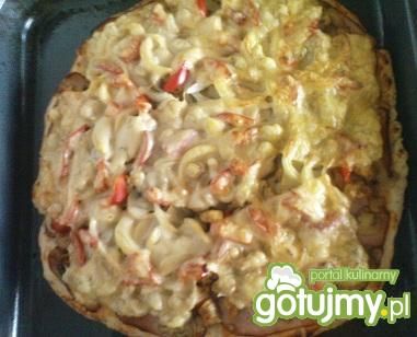 Pizza z kurczakiem.