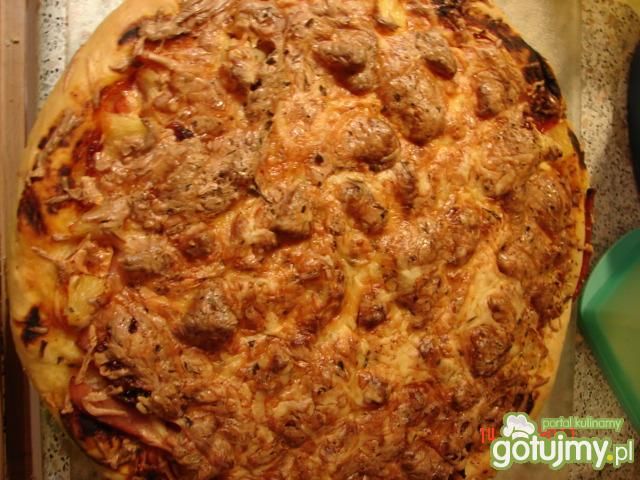 Pizza z kurczakiem i ananasem Pizza z kurczakiem i ananasem