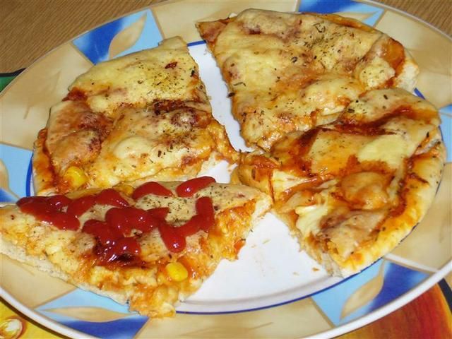 Pizza z kurczakiem i mozzarellą Pizza z kurczakiem i mozzarellą