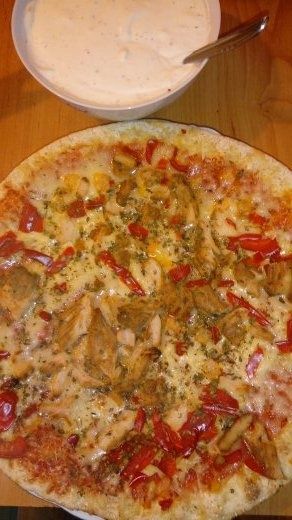 Pizza z kurczakiem i mozzarellą Pizza z kurczakiem i mozzarellą