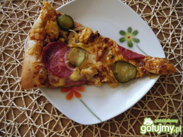 Pizza z kurczakiem i ogórkami Pizza z kurczakiem i ogórkami