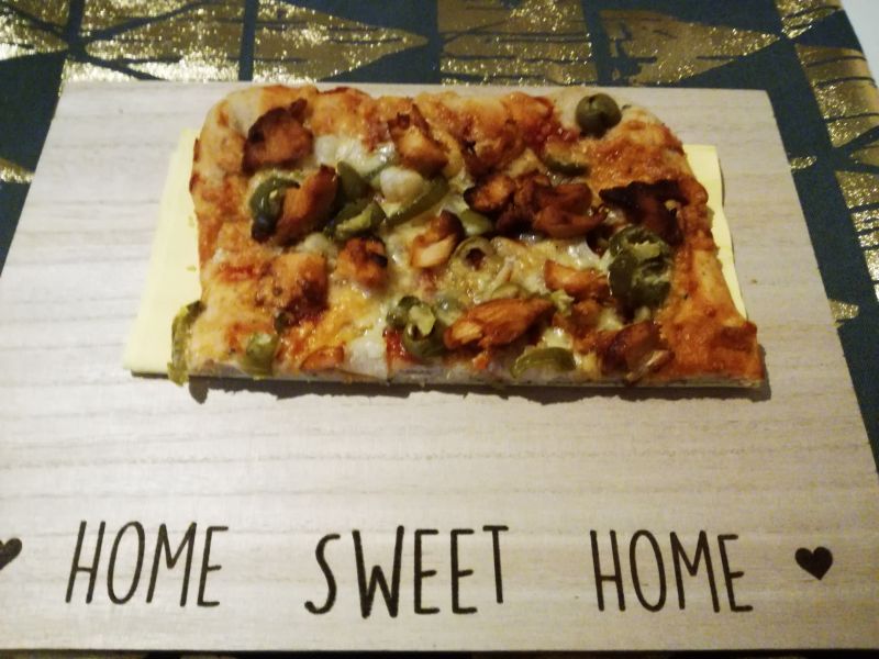 Pizza z kurczakiem i papryczkami jalapeno Pizza z kurczakiem i papryczkami jalapeno