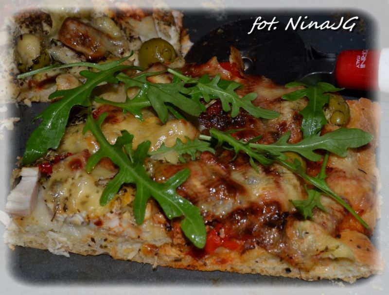 Pizza z kurczakiem i  papryką Pizza z kurczakiem i  papryką