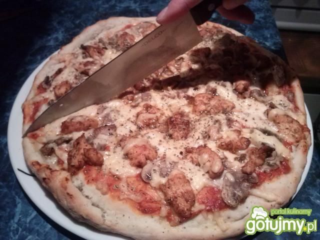 Pizza z kurczakiem i pieczarkami Pizza z kurczakiem i pieczarkami