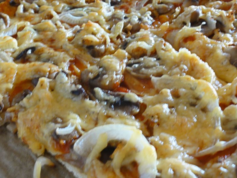 Pizza z kurczakiem i pieczarkami