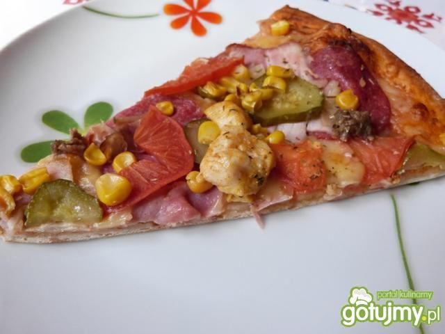 Pizza z kurczakiem i wędliną Pizza z kurczakiem i wędliną