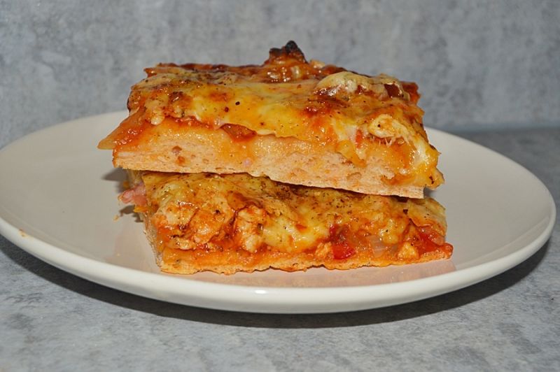 Pizza z kurczakiem, kiełbasą, papryką i cukinią 