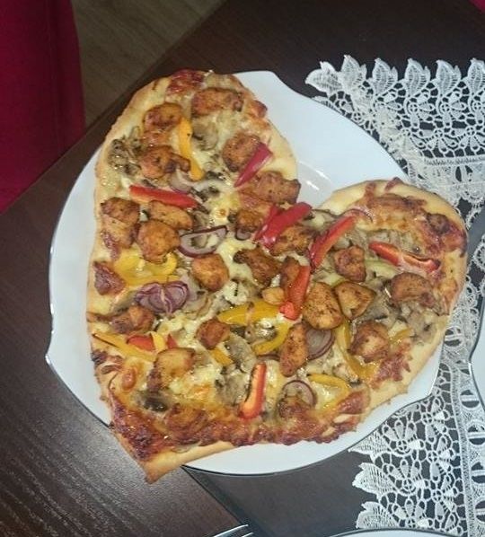 Pizza z kurczakiem na cieście chlebowym