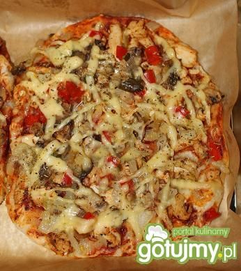 Pizza z kurczakiem, papryką i groszkiem Pizza z kurczakiem, papryką i groszkiem