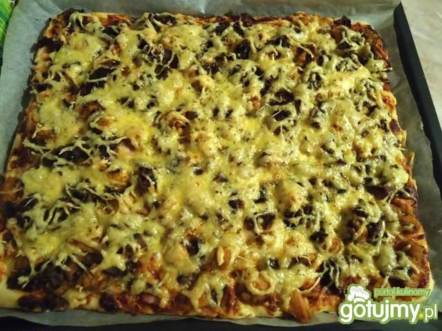 Pizza z kurczakiem, pieczarkami i szynką
