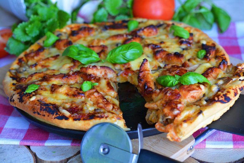 Pizza z kurczakiem teriyaki, imbirem i pieczarkami Pizza z kurczakiem teriyaki, imbirem i pieczarkami