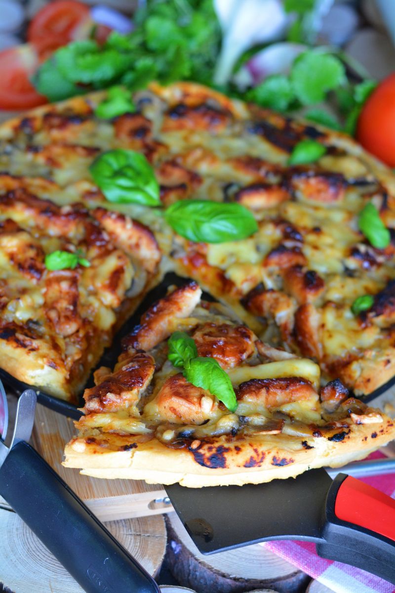 Pizza z kurczakiem teriyaki, imbirem i pieczarkami Pizza z kurczakiem teriyaki, imbirem i pieczarkami