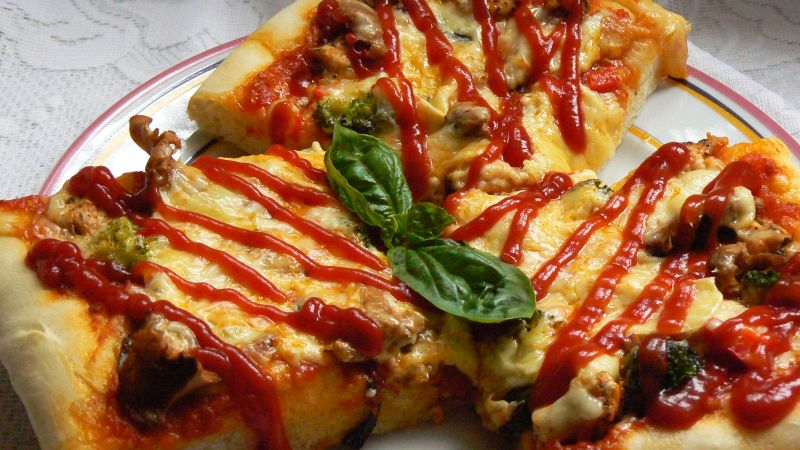 Pizza z kurkami i kurczakiem Pizza z kurkami i kurczakiem