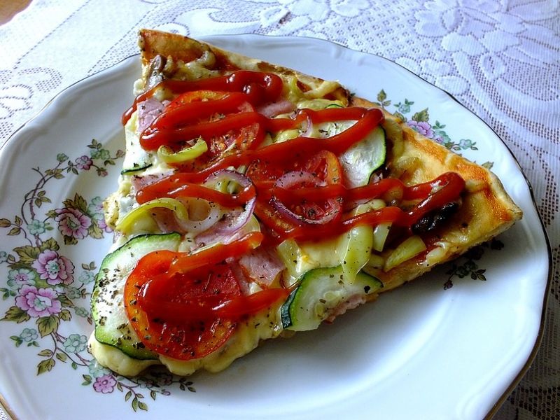 Pizza z letnimi dodatkami Pizza z letnimi dodatkami