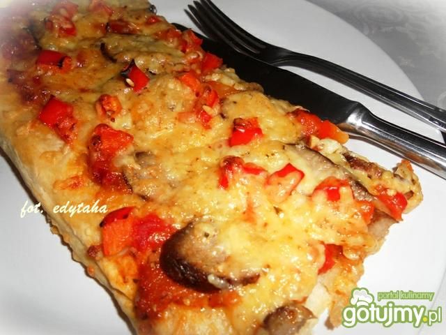 Pizza z ljutenicą i wiejską kiełbasą Pizza z ljutenicą i wiejską kiełbasą