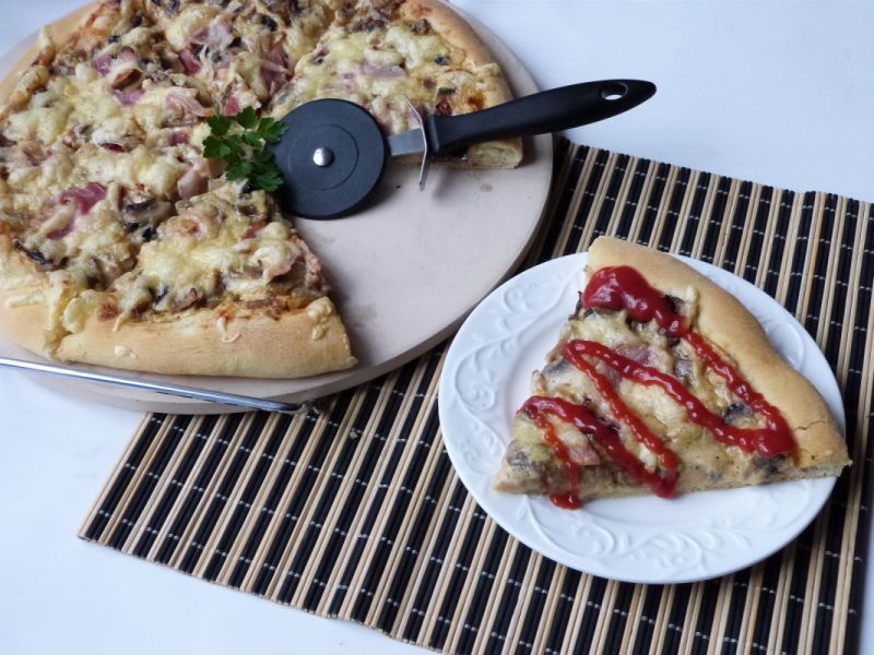 Pizza z mąki pszennej i kukurydzianej