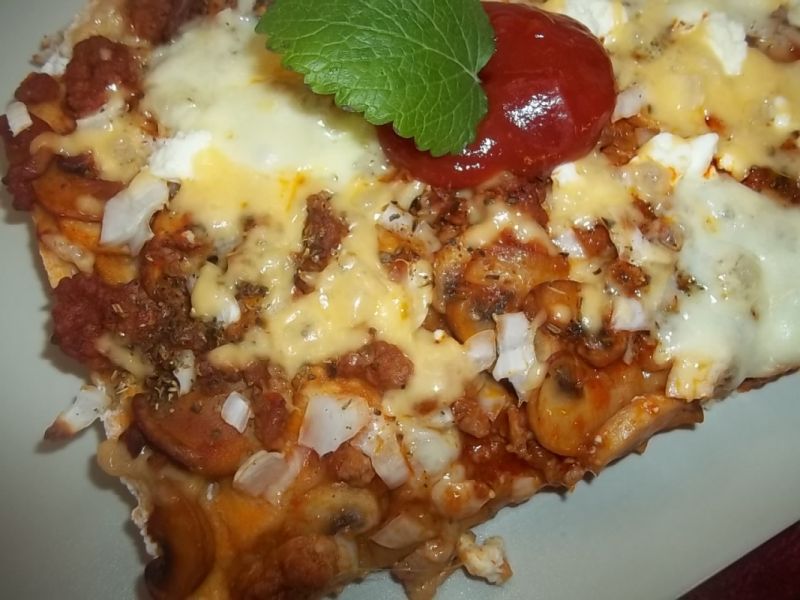 Pizza z mięsem i pieczarkami Pizza z mięsem i pieczarkami