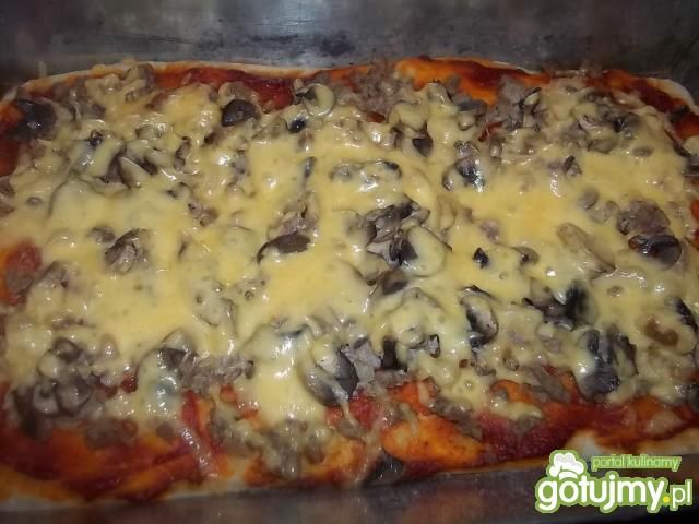 Pizza z mięsem mielonym i pieczarkami