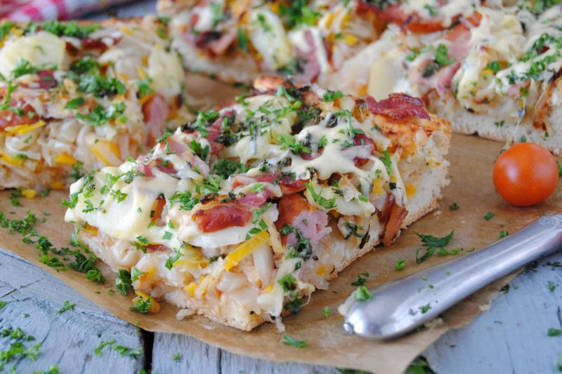 Pizza z młodą kapustą i ziemniakami Pizza z młodą kapustą i ziemniakami