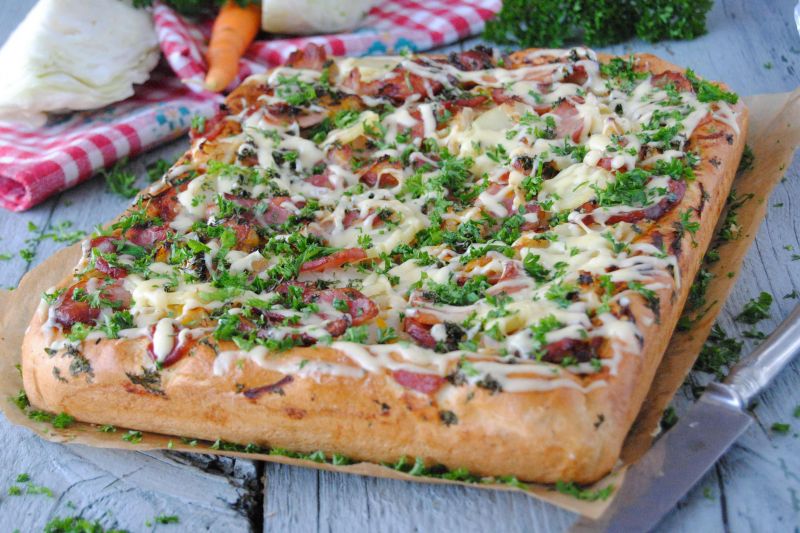 Pizza z młodą kapustą i ziemniakami Pizza z młodą kapustą i ziemniakami