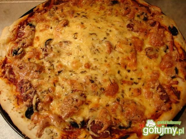 Pizza z mozarellą, oliwkami i pomidorami Pizza z mozarellą, oliwkami i pomidorami