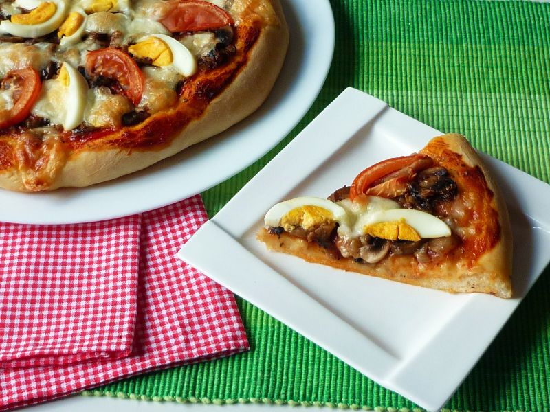 Pizza z mozzarellą Pizza z mozzarellą