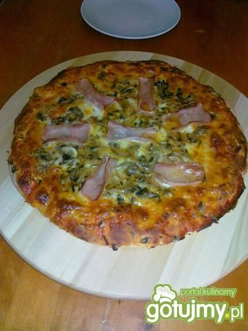 Pizza z mozzarellą i pieczarkami