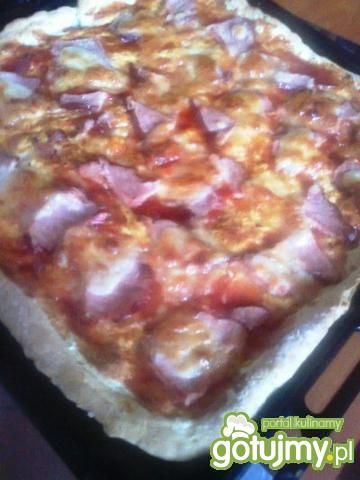 Pizza z mozzarellą i szynką