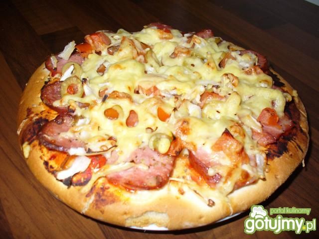 Pizza z oliwkami i kiełbaską  Pizza z oliwkami i kiełbaską