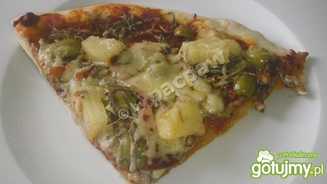 Pizza z oliwkami, pepperoni i ananasem 