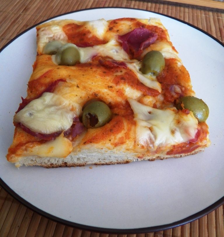 Pizza z oliwkami szynką i serem 