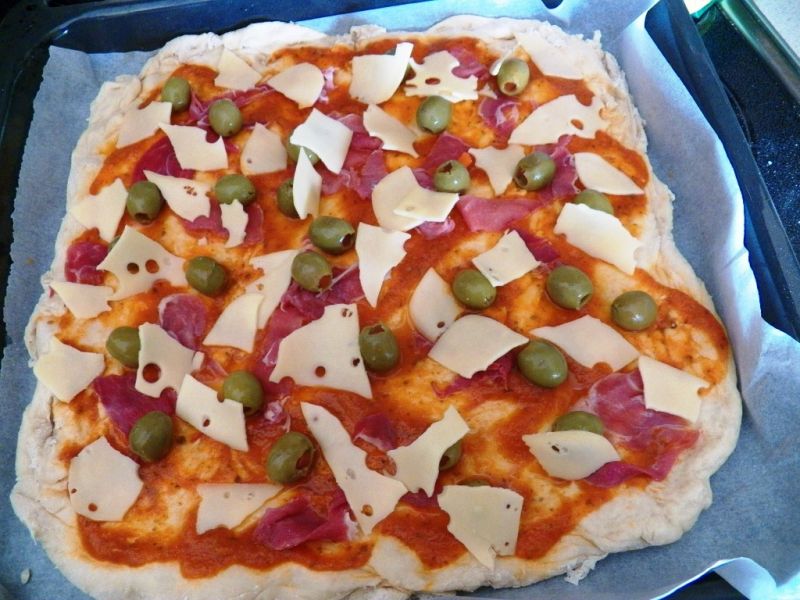 Pizza z oliwkami szynką i serem 