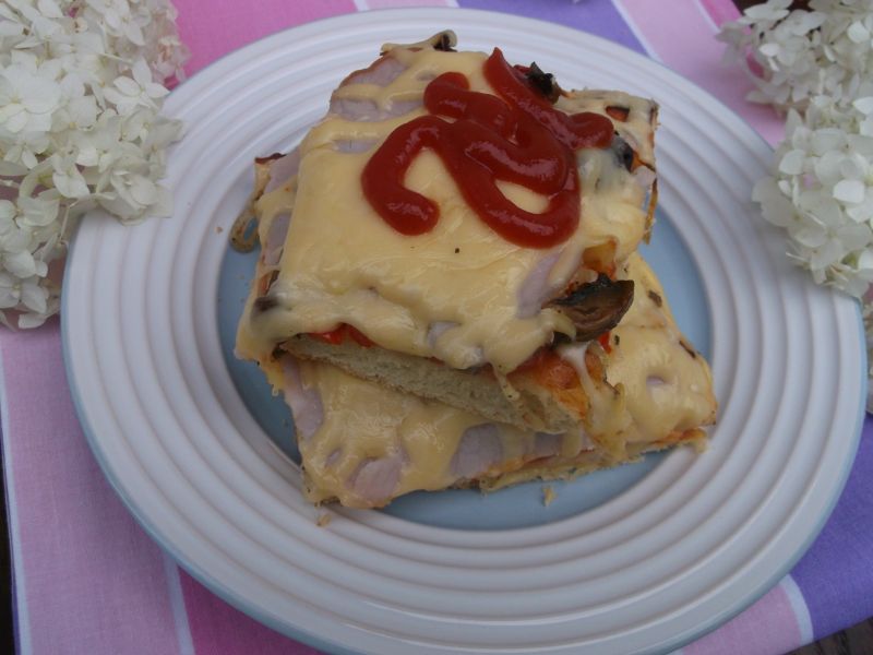 Pizza z papryką,cebulą, pieczarkami i szynką Pizza z papryką,cebulą, pieczarkami i szynką