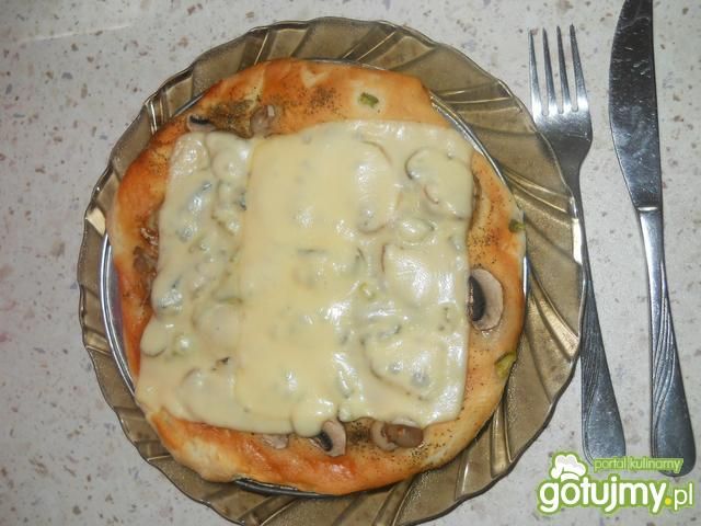 Pizza z papryką i pieczarkami smacznego 