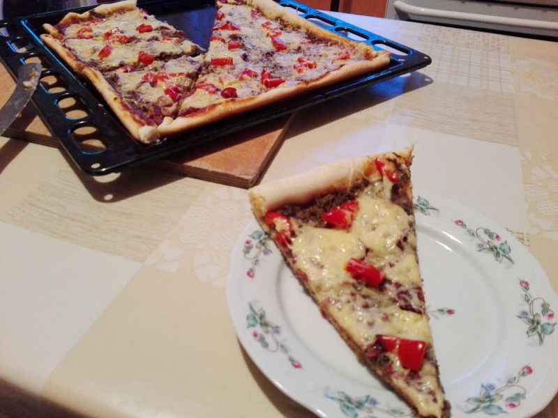 Pizza z papryką i salami