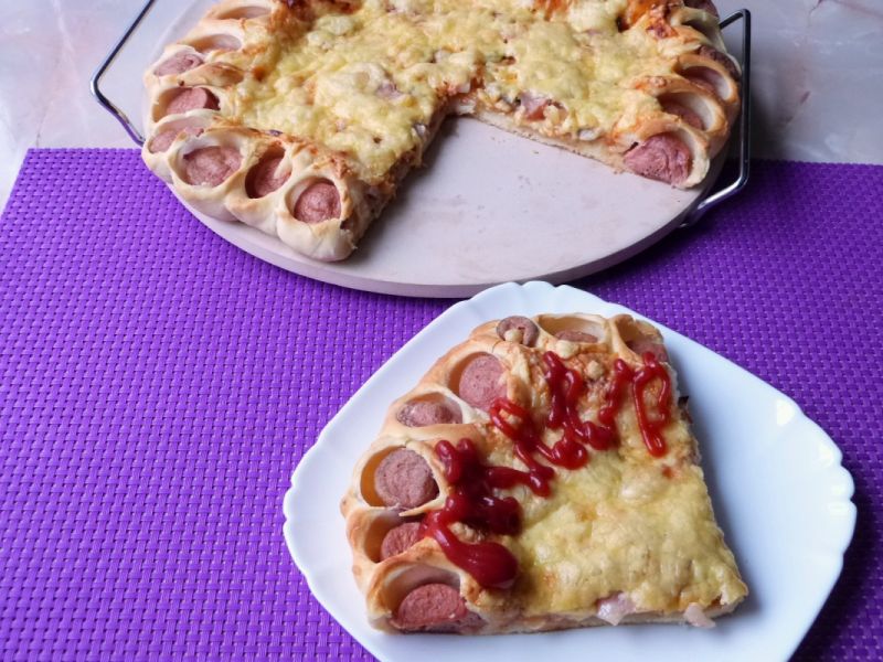 Pizza z parówkami i boczkiem  Pizza z parówkami i boczkiem