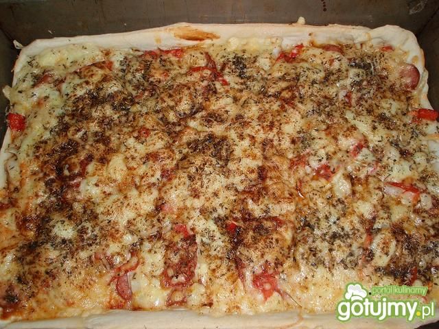 Pizza z parówkami i papryką