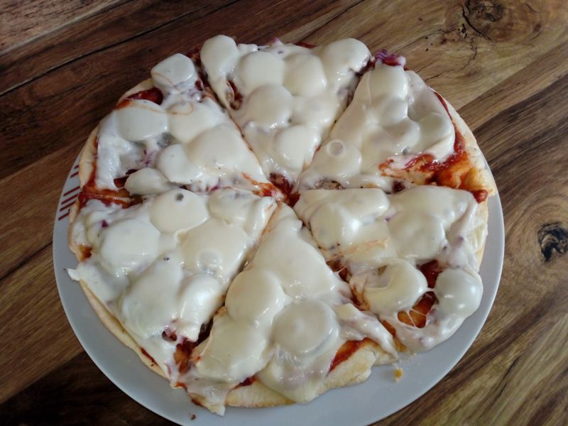 Pizza z patelni z białą kiełbasą i czerwoną cebulą Pizza z patelni z białą kiełbasą i czerwoną cebulą