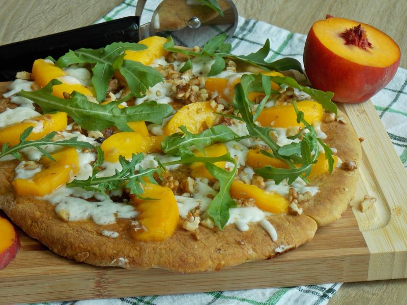 Pizza z patelni z brzoskwinią i kozim serem